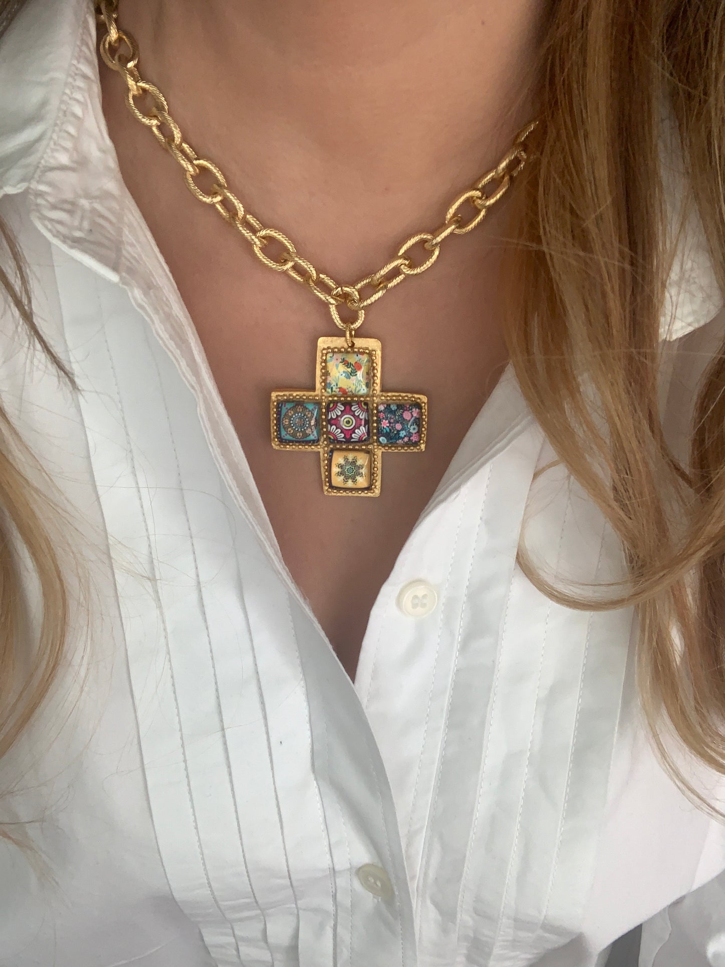 Flower Cross Bella Necklace. ITEM CC318