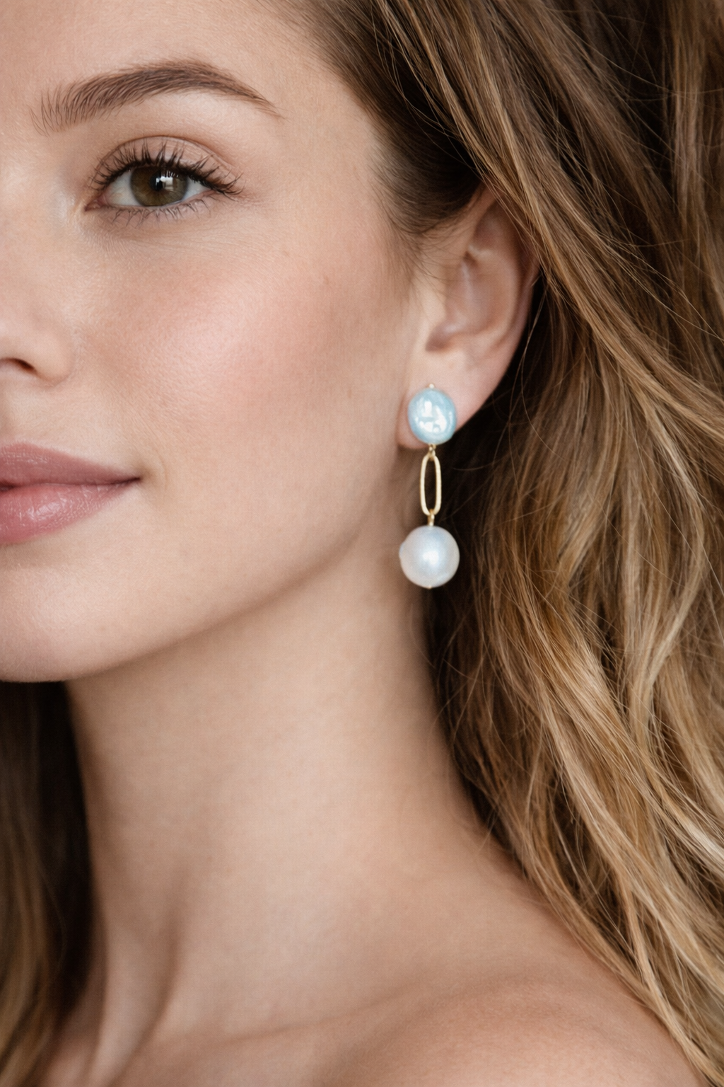 Baroque pearl earring. ITEM 516